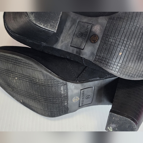 Sleek Black Heeled Boots with Textured Design - Picture 7 of 9